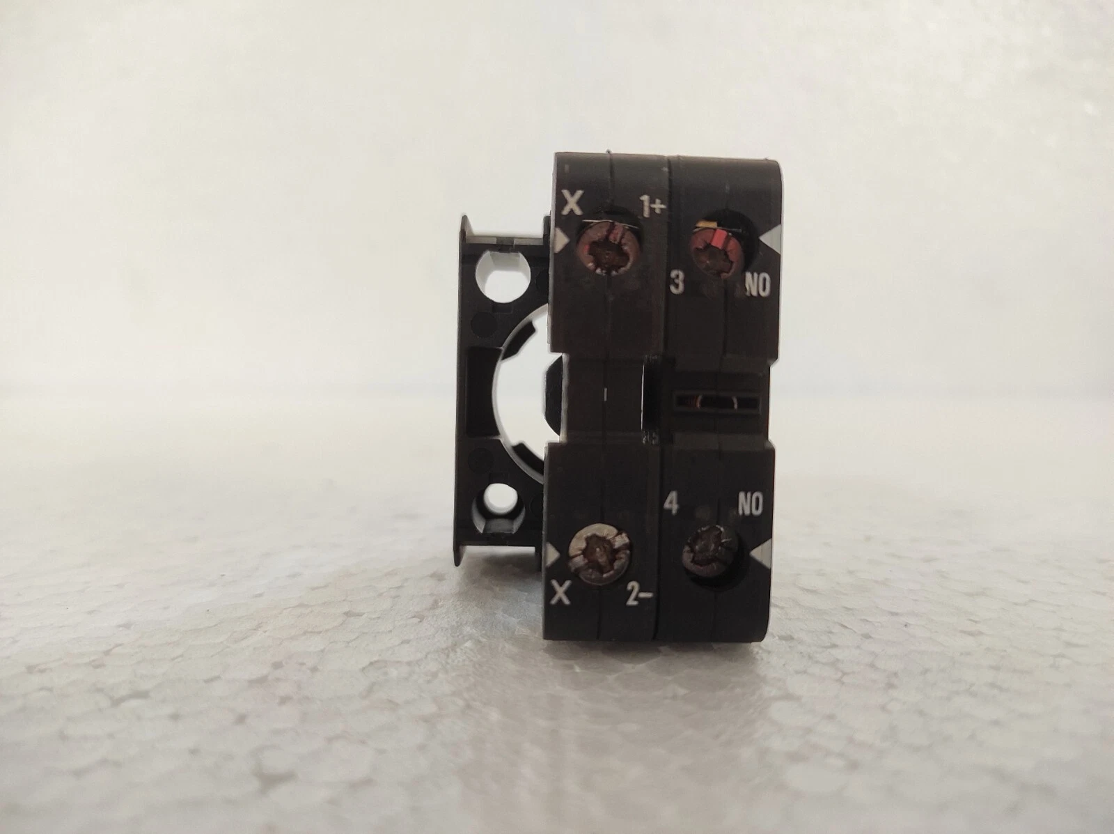 admin/uploads/uploads/SIEMENS 3SB5400-7CE CONTACT BLOCK_3.webp
